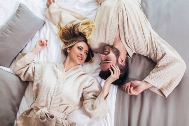 Kaç bornoz içinde yatakta otelde rahatlatıcı sevgi dolu genç