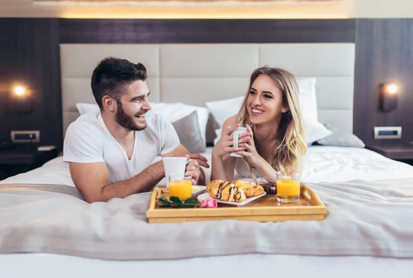 Romantica coppia felice che fa colazione a letto — Foto Stock