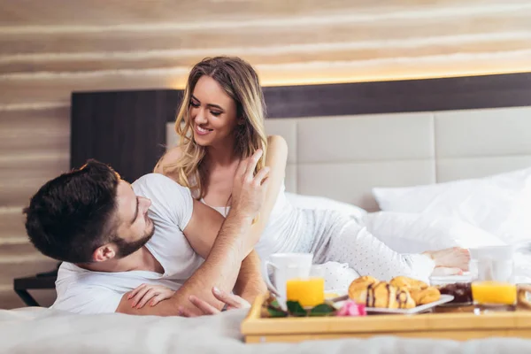 Ρομαντικό ευτυχισμένο ζευγάρι τρώει πρωινό στο κρεβάτι — Φωτογραφία Αρχείου