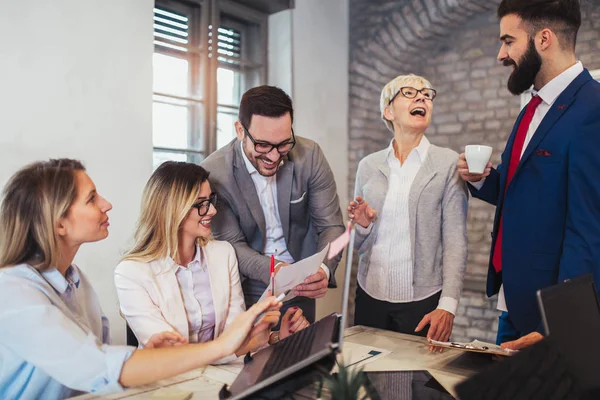 Grupp av affärsfolk som arbetar på kontoret och diskuterar nytt ID — Stockfoto