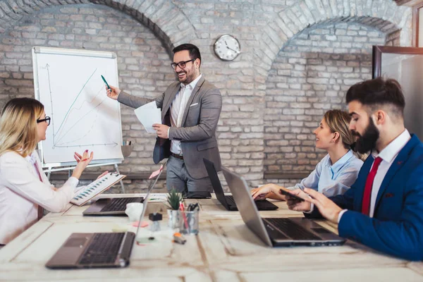 Présentation et collaboration par les hommes d'affaires au bureau — Photo