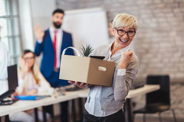 Empleado de edad avanzada dejando la oficina con la caja llena de pertenencias. Tim. —  Fotos de Stock