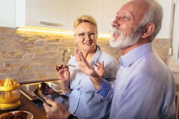 Moderna pareja de ancianos de compras en línea con tableta y tarjeta de crédito —  Fotos de Stock