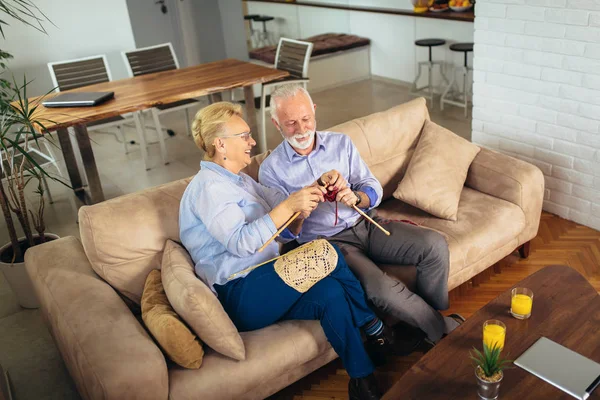 Mujer mayor enseñando a su marido el arte de tejer cl —  Fotos de Stock