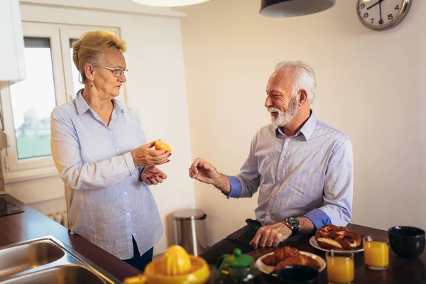 Idősebb pár birtoklás móka szerető boldog egészséges étel — Stock Fotó
