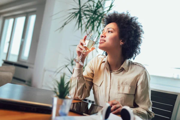 Jonge mooie Afrikaanse Amerikaanse vrouw te ontspannen en te luisteren naar — Stockfoto