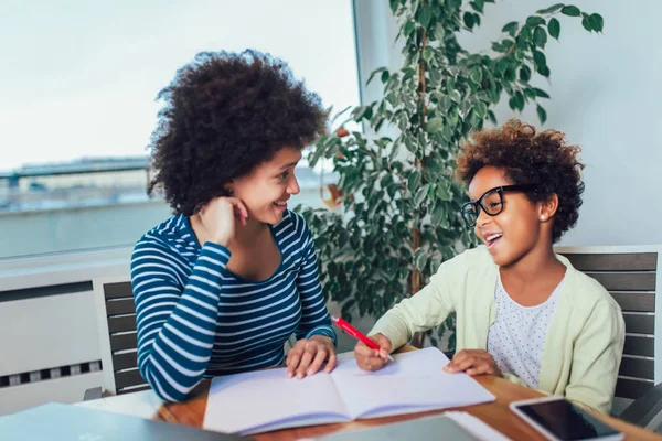 Mor och dotter gör läxor att lära sig att beräkna — Stockfoto