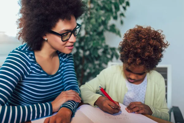 Mutter und Tochter machen Hausaufgaben und lernen rechnen — Stockfoto