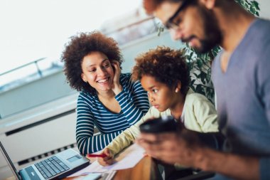 Anne ve baba yardım kızı ev ödevi öğrenmek için CA