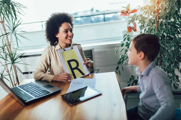 Skott av en logoped under en session med en liten pojke — Stockfoto