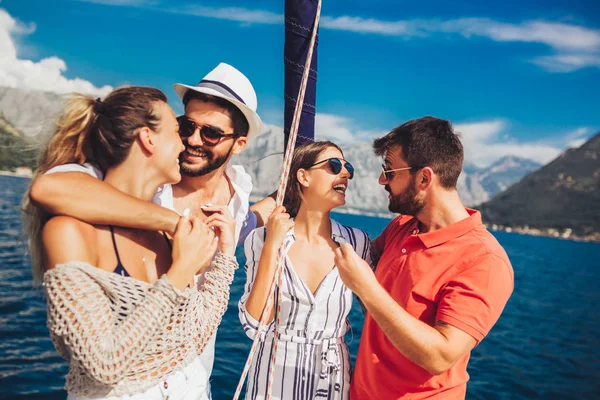 Amigos sorridentes navegando em iate - férias, viagens, mar, amigos — Fotografia de Stock