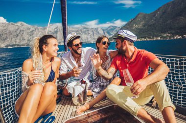 Arkadaş grubu bardak şampanya yatta gülümseyerek. Tatil, tr