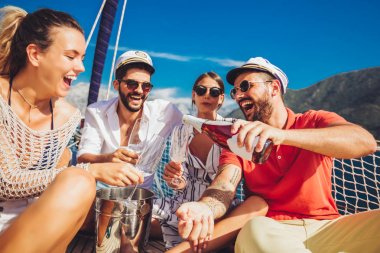 Arkadaş grubu bardak şampanya yatta gülümseyerek. Tatil, tr
