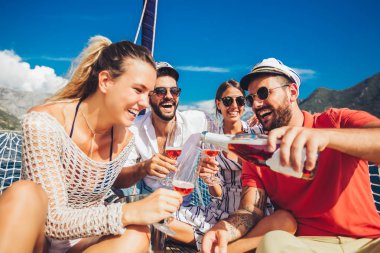 Arkadaş grubu bardak şampanya yatta gülümseyerek. Tatil, tr