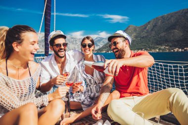 Arkadaş grubu bardak şampanya yatta gülümseyerek. Tatil, tr