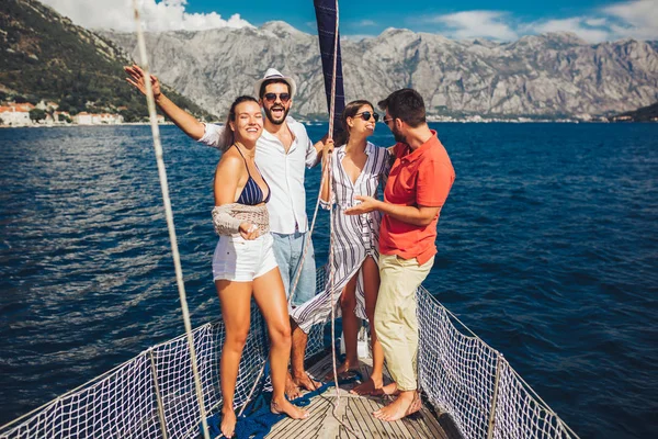Smiling friends sailing on yacht - vacation, travel, sea, friend — Stock Photo, Image