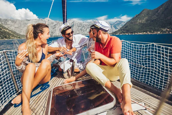 友達のヨットにシャンパンのグラスに笑顔。Tr の休暇 — ストック写真