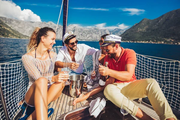 Ler vänner med glas champagne på yacht. Semester, tr — Stockfoto