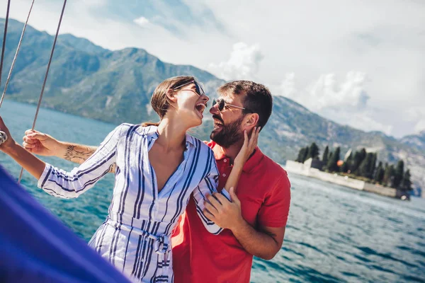 Casal amoroso passar o tempo feliz em um iate no mar. vaca de luxo — Fotografia de Stock