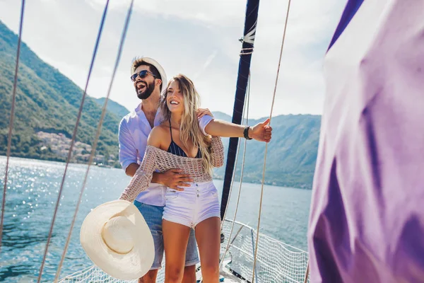 Couple aimant passer du temps heureux sur un yacht en mer. Vacances de luxe — Photo