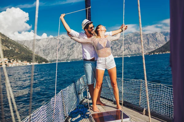 Любящая пара проводит счастливое время на яхте в море. Роскошный отдых — стоковое фото