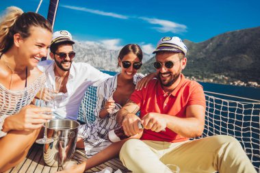Arkadaş grubu bardak şampanya yatta gülümseyerek. Tatil, tr