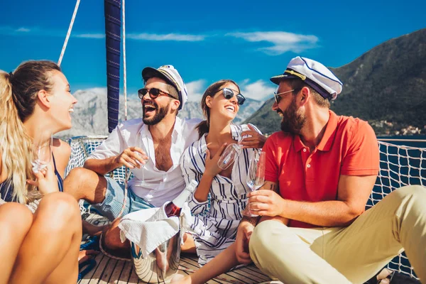 Amigos sonrientes con copas de champán en el yate. Vacaciones, tr —  Fotos de Stock