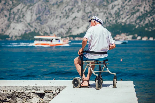 Achteraanzicht van gehandicapte Senior man op het strand op een zonnige dag — Stockfoto