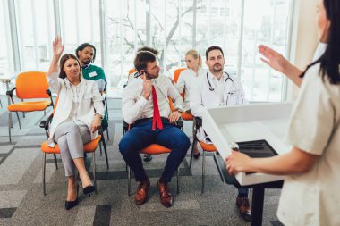 Mutlu doktor Hastanesi konferans salonunda seminer üzerinde grup