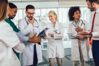 Sağlık görevlilerinin grup tartışmak x-ray tarama