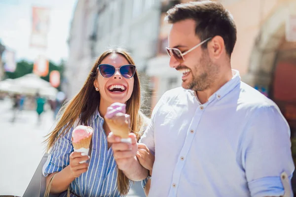 Lyckligt par att ha datum och äta glass efter shopping — Stockfoto