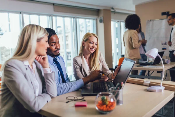 Gruppen av unga affärsmän som arbetar tillsammans i kreativa — Stockfoto