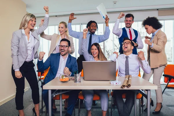 Empresarios y empresarios exitosos alcanzando objetivos —  Fotos de Stock