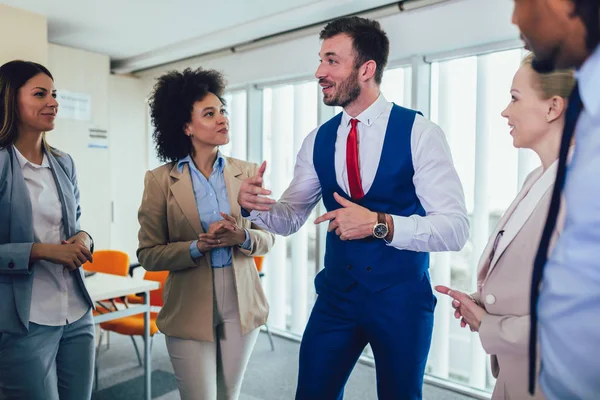 Business team met een permanente vergadering in het kantoor. Selectieve — Stockfoto