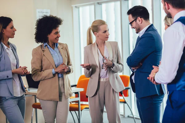 Equipo de negocios teniendo una reunión de pie en la oficina. Selectivo — Foto de Stock