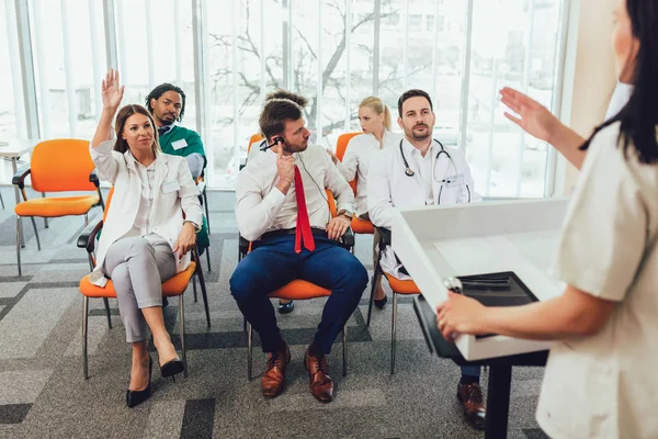 Skupina happy lékařů na seminář v přednáškovém sále v nemocnici — Stock fotografie