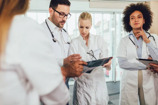 Grupo de médicos discuten exploración por rayos X — Foto de Stock