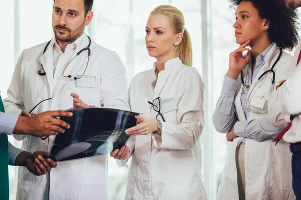 Group of medics discuss x-ray scan — Stock Photo, Image