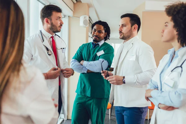 Equipo médico discutiendo en la oficina . —  Fotos de Stock