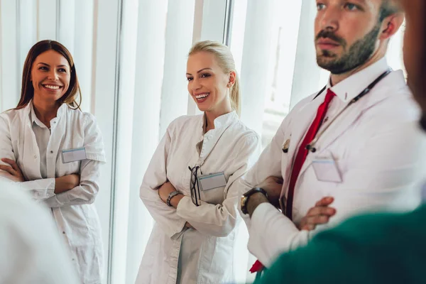 Equipo médico discutiendo en la oficina . —  Fotos de Stock