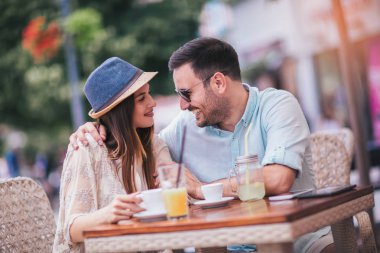 Güzel sevgi dolu çift Cafe kahve zevk içinde oturan ve