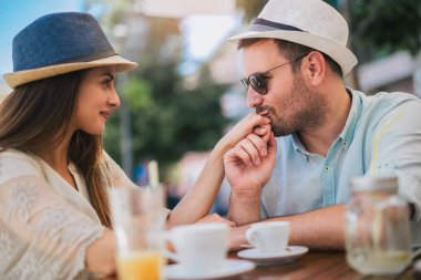 Güzel sevgi dolu çift Cafe kahve zevk içinde oturan ve