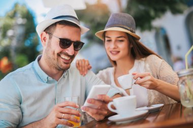 Güzel sevgi dolu çift Cafe kahve zevk içinde oturan ve