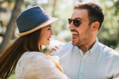 Eğleniyor ve açık havada birlikte gülen genç Çift