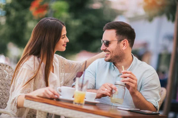 Hermosa pareja amorosa sentada en un café disfrutando en el café y — Foto de Stock