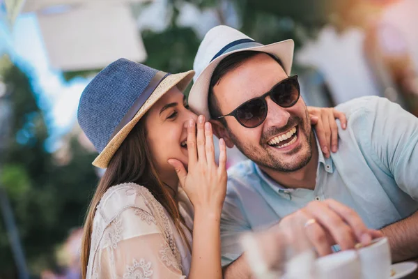 Hermosa pareja amorosa sentada en un café disfrutando en el café y —  Fotos de Stock