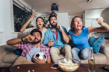 Mutlu arkadaş ya da tv ve celebra futbol izlerken futbol taraftarları