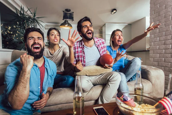 Freunde bejubeln gemeinsam Sportliga am Fernseher und feiern gemeinsam — Stockfoto