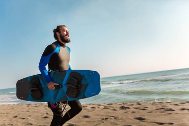 Sahilde sörf tahtası sörfçü adam portresi. Yaz spor