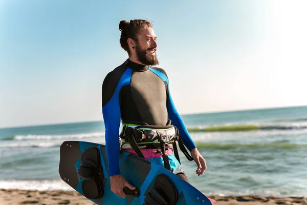 Portret van surfer man met surfplank op het strand. Zomer spor — Stockfoto
